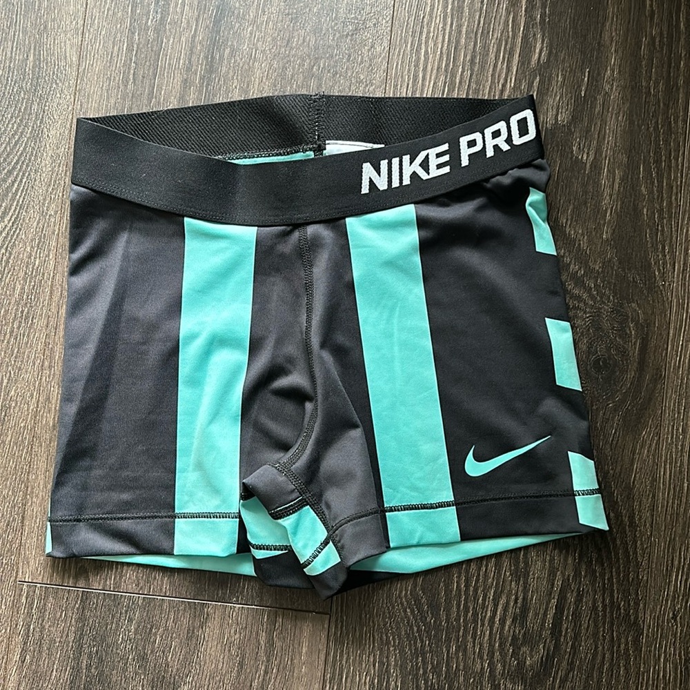 Nike Pros NWOT